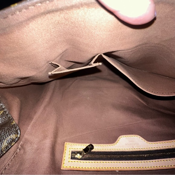 Louis Vuitton
Abbesses Messenger Bag Monogram Canva - Picture 11 of 17